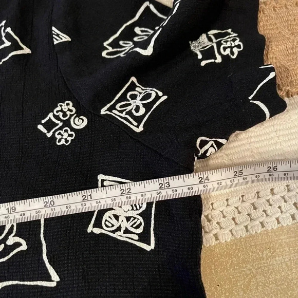 VINTAGE Notations button up crop top with black and white graphic print. - Picture 9 of 10